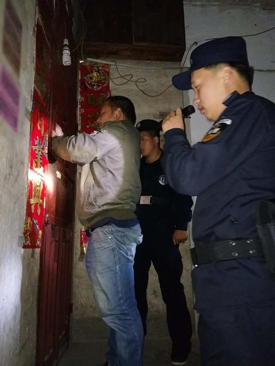 挽澜乡粗心妈妈误将幼女锁家中 
