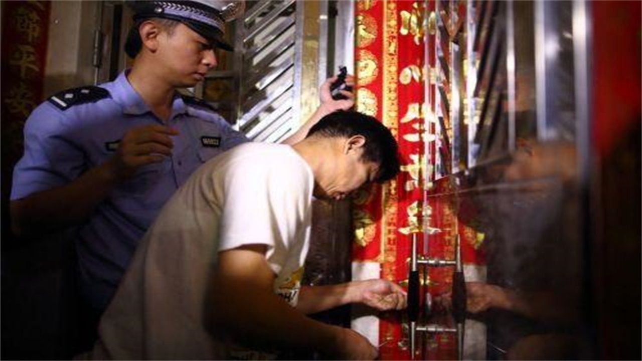 挽澜乡请开锁师傅开了锁后，师傅